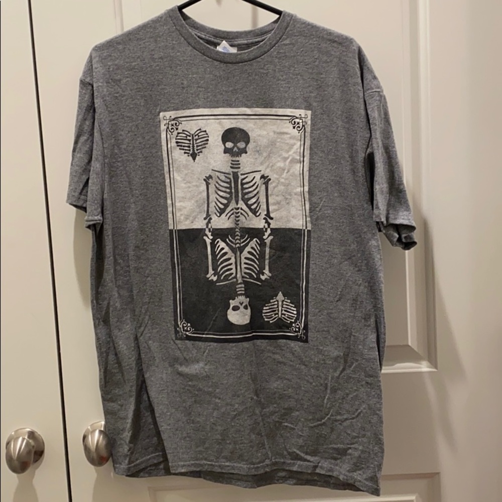 Grey graphic tee